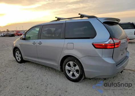 2015 Toyota Sienna Le z USA, uszkodzony, nr VIN 5TDKK3DC7FS569751